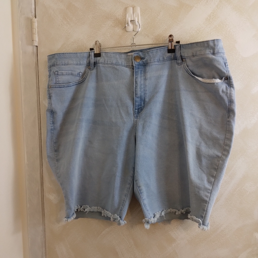 Size 26 Lane Bryant Light Wash Denim Shorts Raw Hem 10" Inseam